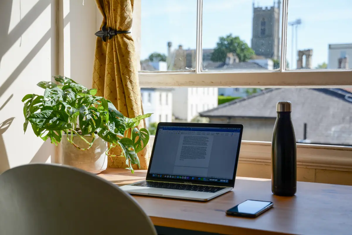 Egy irodai pillantkép, laptop az asztalon, kellemes, világos környezet